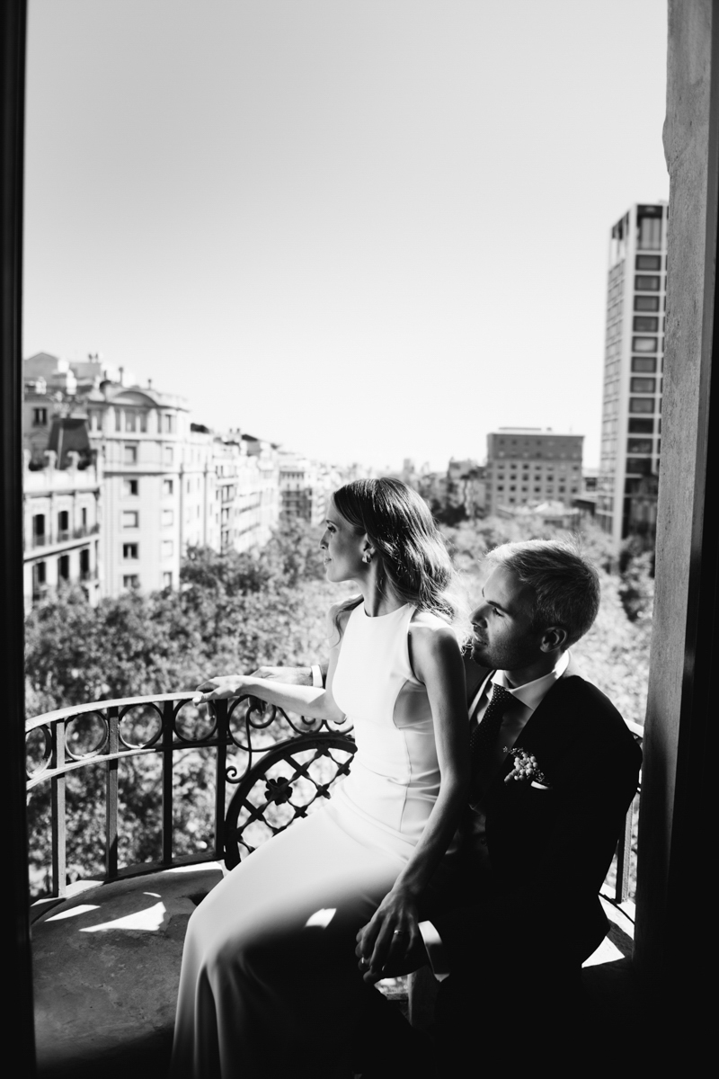 PAREJA DE NOVIOS MIRANDO LA CIUDAD DE BARCELONA