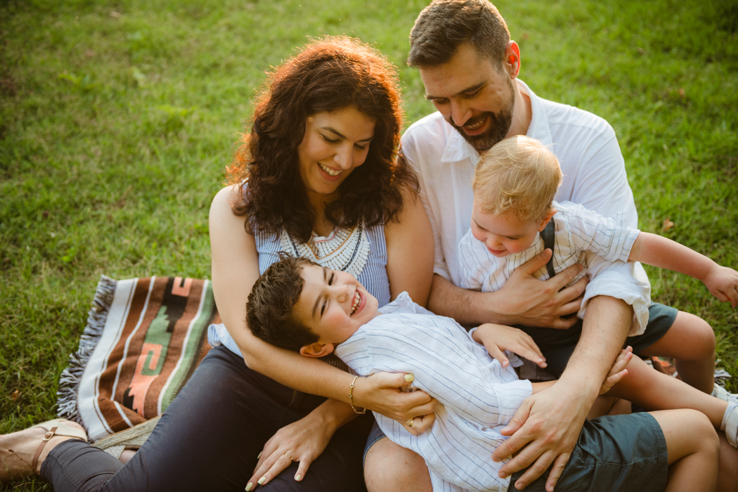 familia haciendo cosquillas en el campo